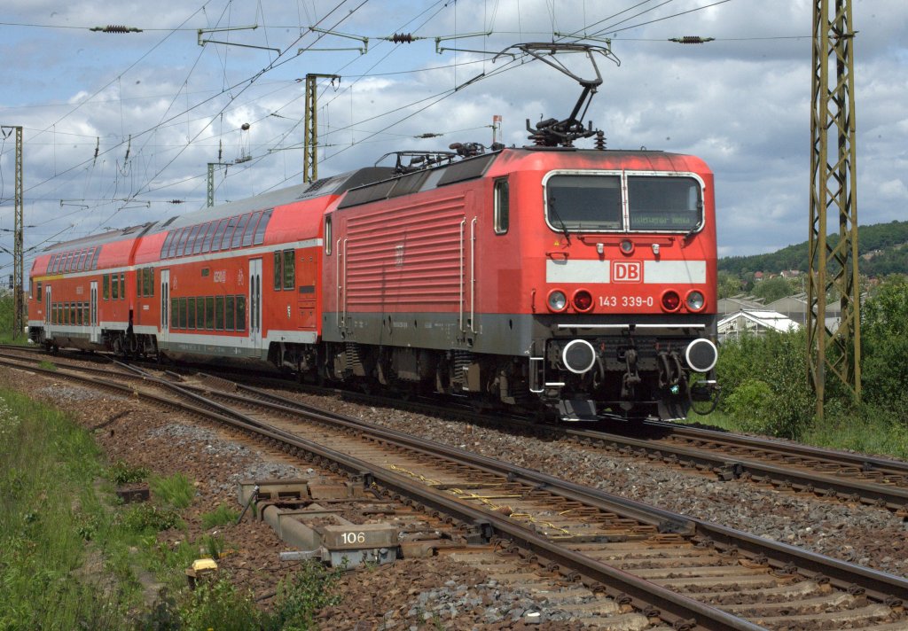 143 339 - 0 schiebt ihre 2 Doppeldecker am 17.05.2012 gegen 13:39 Uhr nach kurzem Halt in Radebeul  Naundorf weiter nach Coswig - Elsterwerda  Biehla.