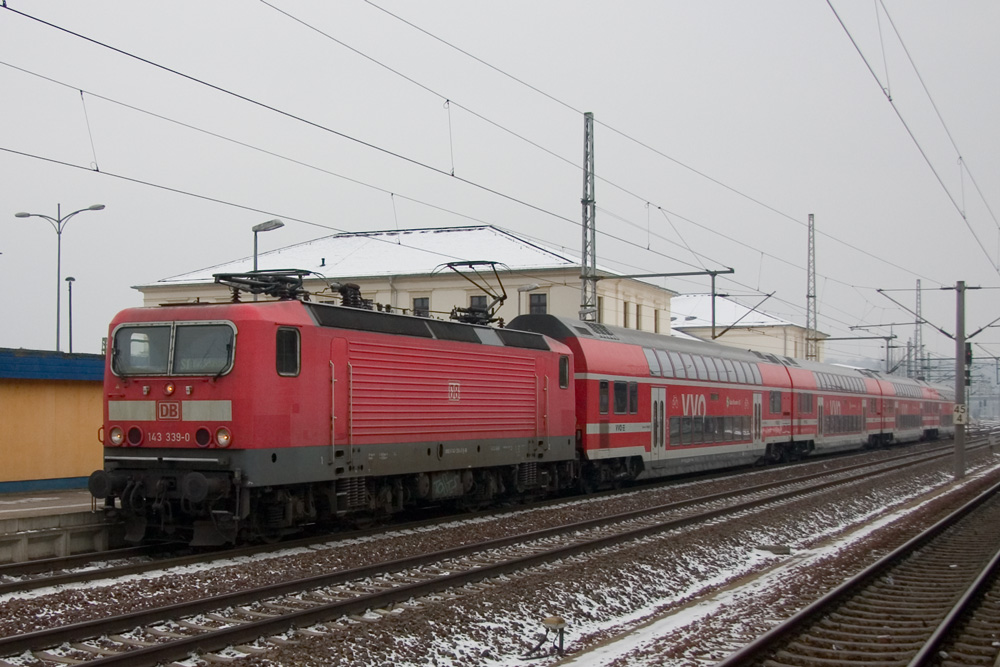 143 339 an der S1 nach Bad Schandau im Bahnhof Pirna. 20.01.2013