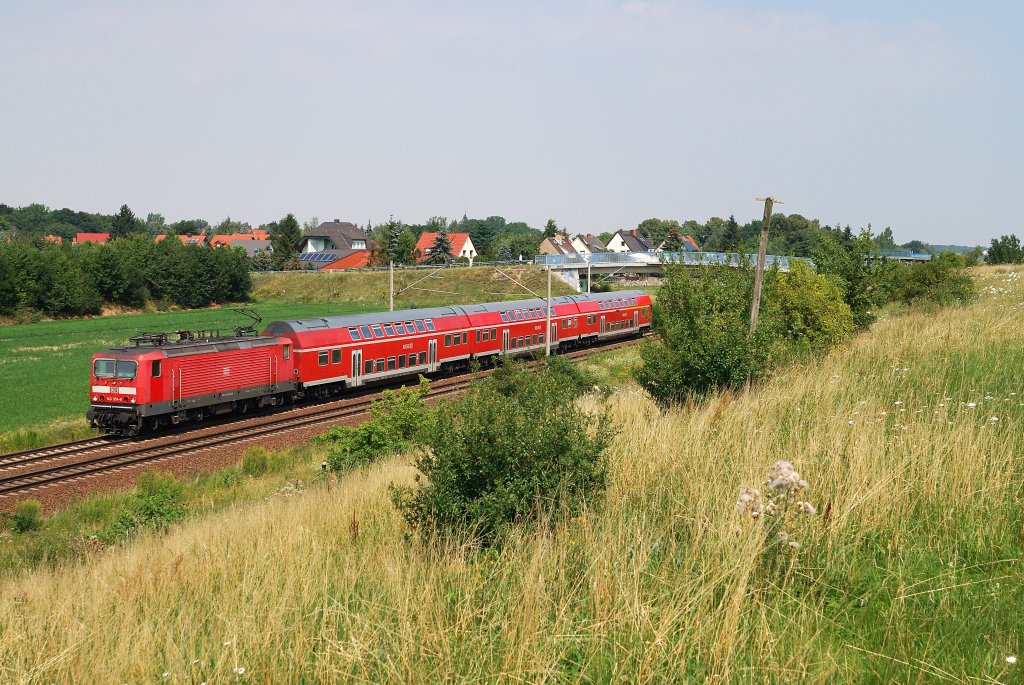 143 354 mit RB 26135 in Zschortau (26.07.2012)