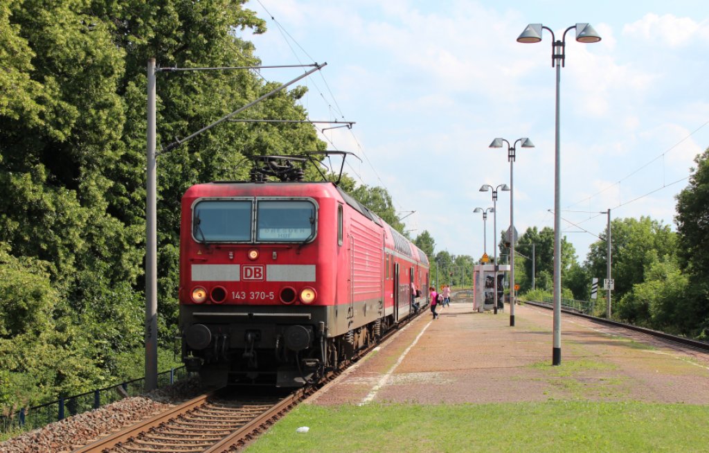 143 370-5 am 12.07.2013 beim Halt in Zwickau Plbitz. Weiter geht die Reise nach Chemnitz Siegmar, nicht wie im Zugzielanzeiger nach Dresden Hbf, wegen Bauarbeiten und berprfung der Stellwerkssoftware bleibt der Hbf in Chemnitz drei Tage gesperrt (Fr-So). 