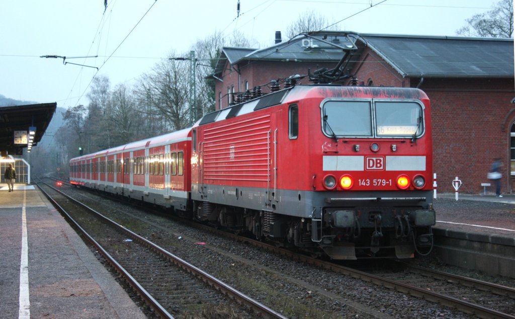 143 579-1 mit der S6 am Bf Kettwig,19.2.2010.