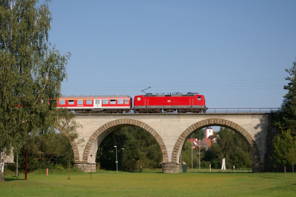 143 624-5 mit RB 59217 nach Treuchtlingen am 25.08.2011 auf dem Viadukt ber die frnkische Rezat in Georgensgmnd.