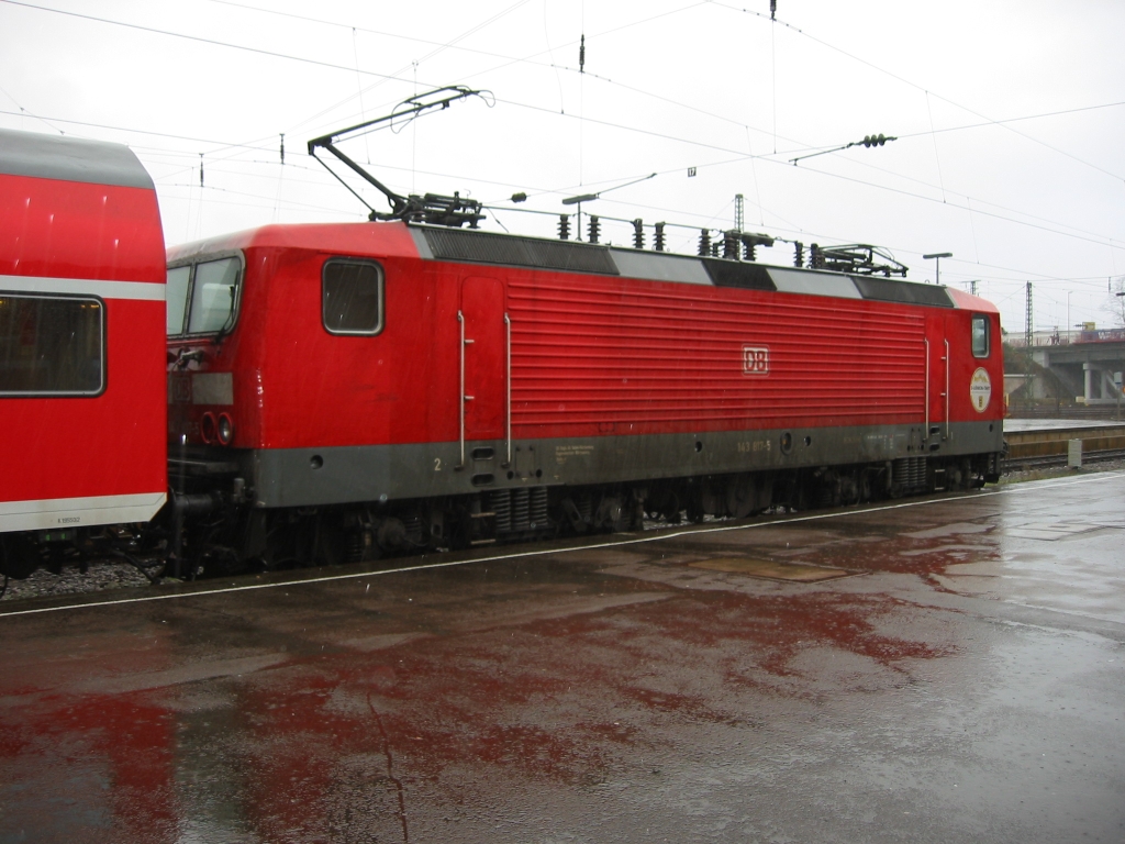 143 817-5 steht 31/12/2002 im Regen.  Homburg (Saar) Hauptbahnhof.