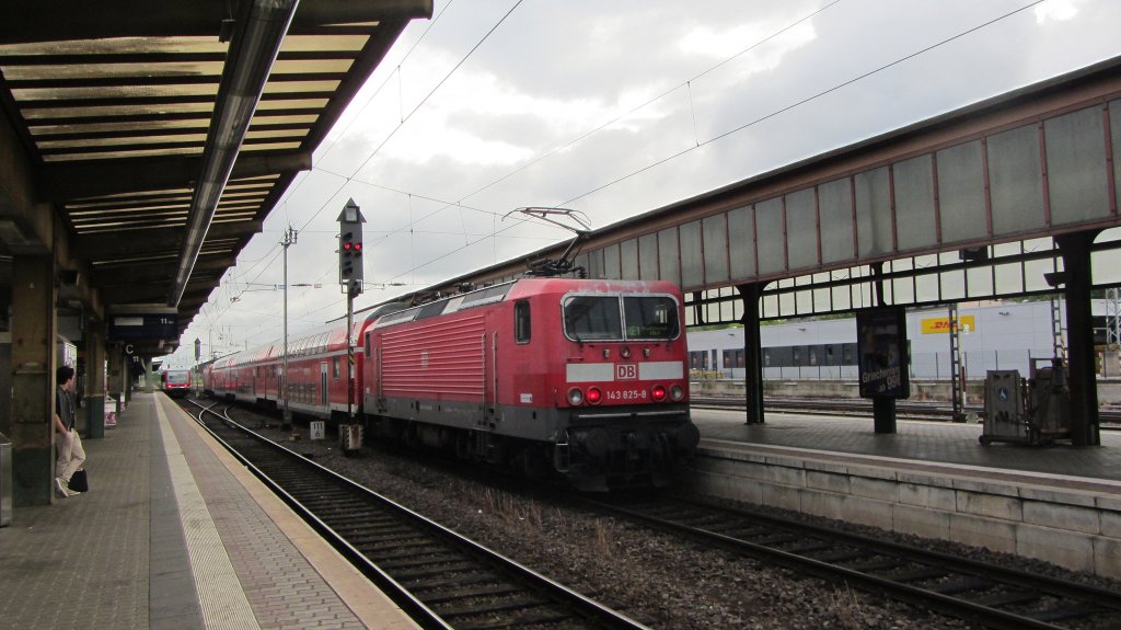 143 825 mit RE 1 (RE 12007) von Saarbrcken Hbf nach Koblenz Hbf in Trier Hbf.(6.8.2012)