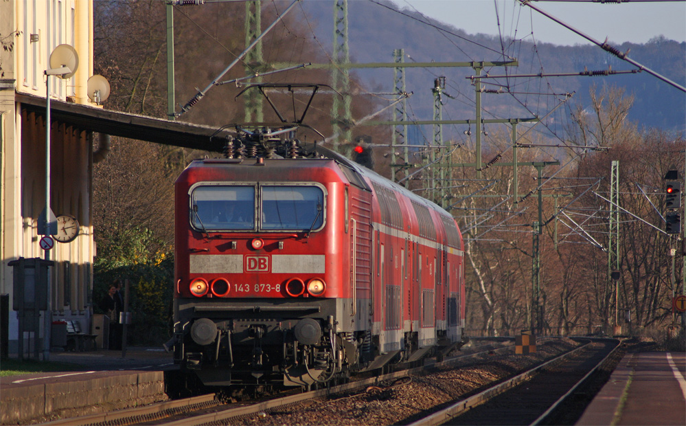 143 873-8 mit der RB27 nach Kln Hbf bei der Einfahrt in Bonn-Oberkassel, 20.3.11