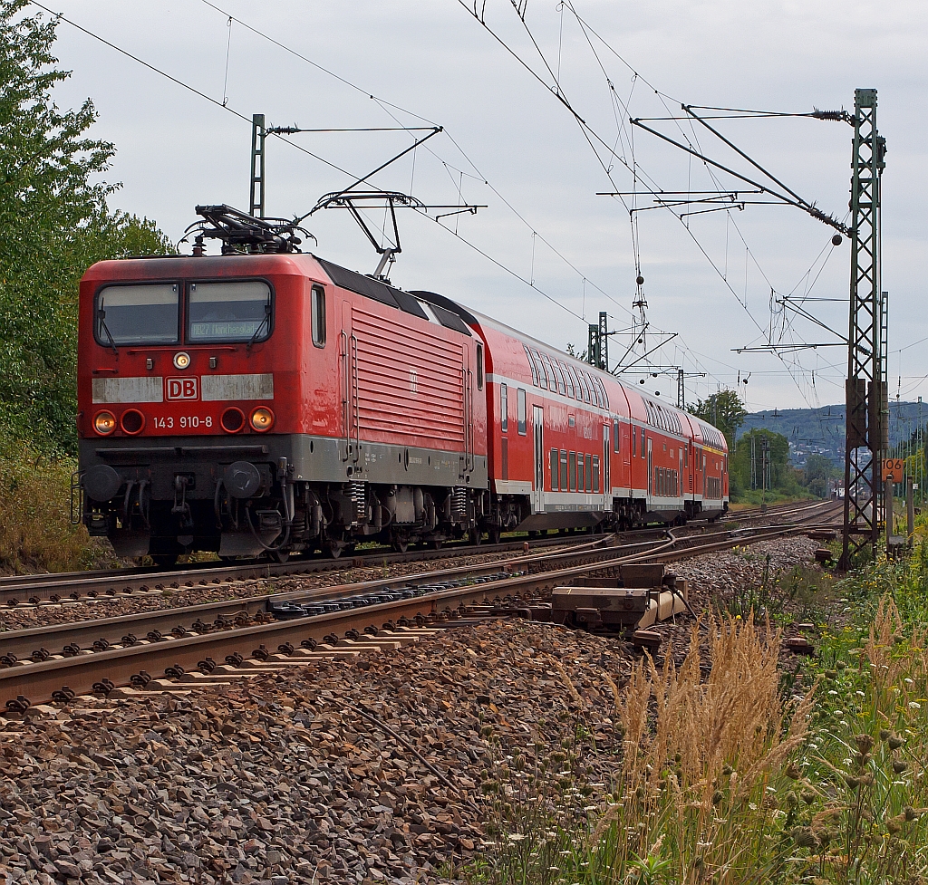 143 910-8 mit RB 27 (Rhein-Erft-Bahn), am 11.08.2011 fhrt Richtung Kln und Mnchengladbach, hier kurz nach dem Bahnhof Unkel.