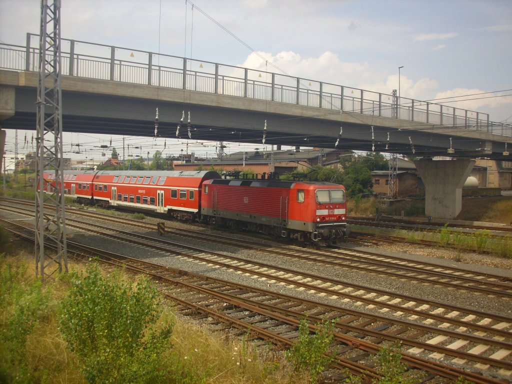 143 935-5 schiebt ihre Doppelstockwagengarnitur unter die Zeppelinbrcke durch im Bahnhof Nordhausen 04.08.2013