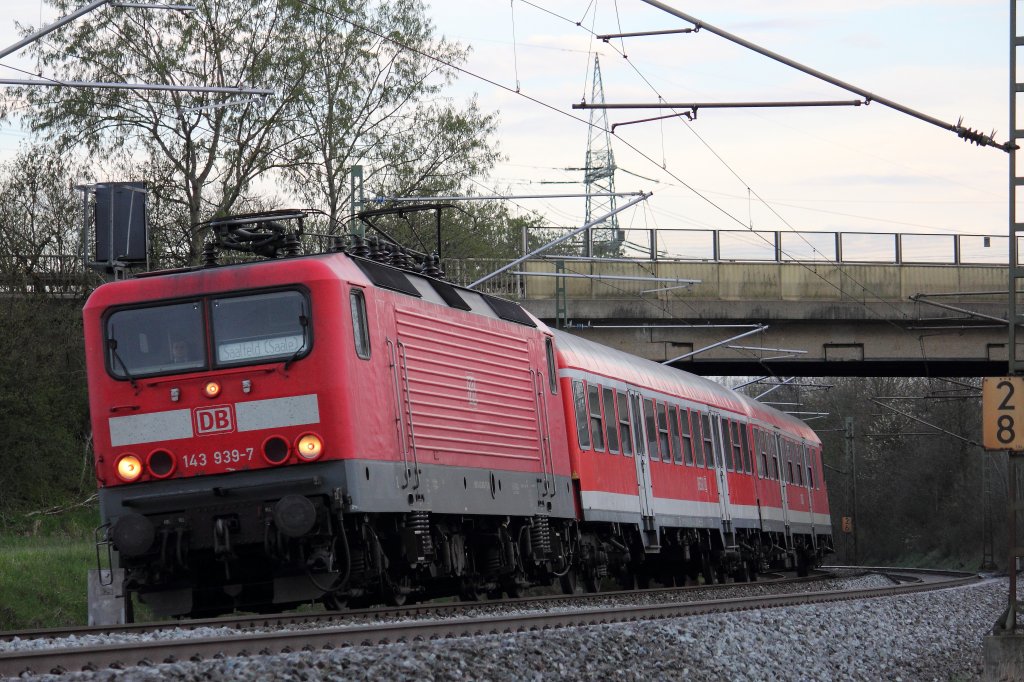 143 939-7 DB mit Regionalbahn auf dem Weg nach Saalfeld bei Redwitz am 20.04.2012.