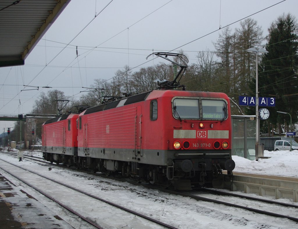 143 971-0 und 143 657-5 kamen am 05.01.2011 als  Sonderfahrt  in Richtung Norden durch Eichenberg.