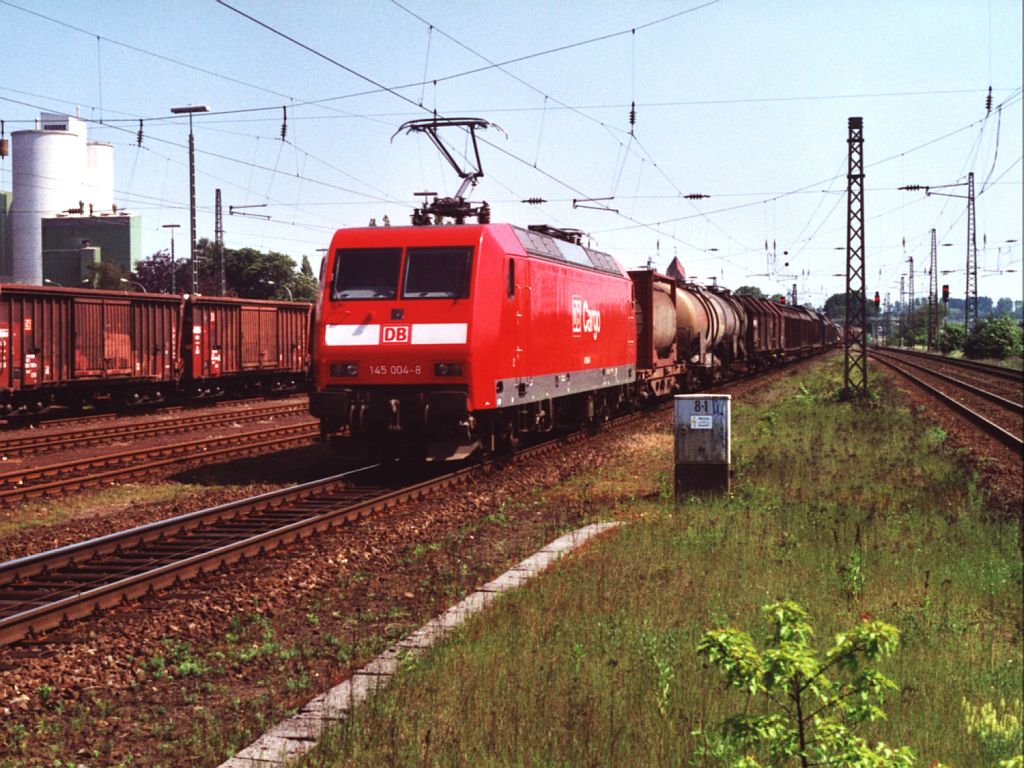 145 004-8 mit Gterzug auf Bahnhof Lengerich am 2-6-2000. Bild und scan: Date Jan de Vries.