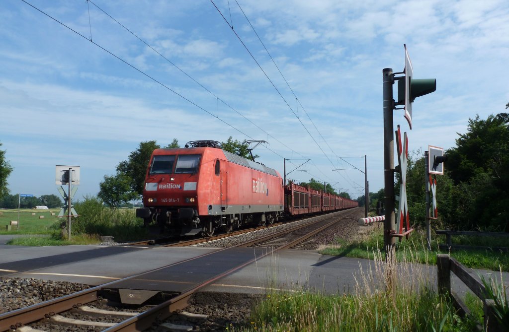 145 014-7 fuhr am 30.06.2012 mit einem leeren Autozug von Emden nach Osnabrck, hier sdlich von Leer.