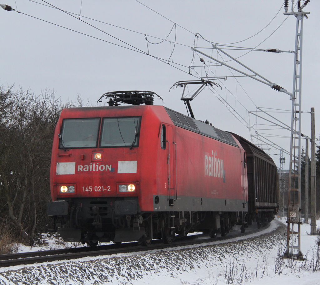 145 021-2 mit 52673 von Rostock-Seehafen nach Seddin in der Gterumgehung in Hhe Rostock Hbf.20.01.2013