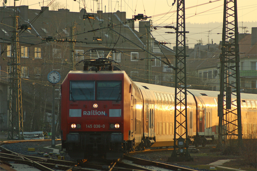 145 036-0 mit dem RE10424 aus Dortmund bei der Einfahrt in Aachen Hbf, 4.3.11