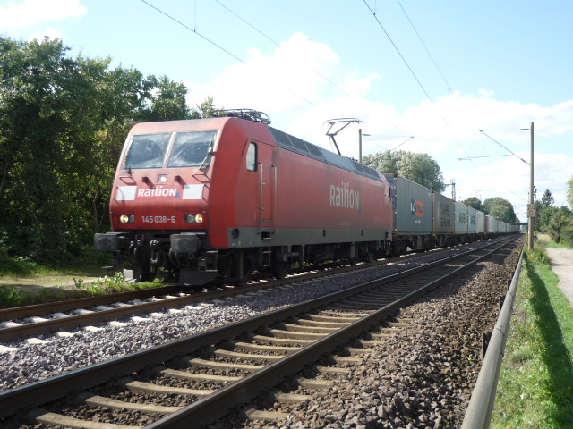 145 038-6 fhrt mit einem Containerzug Richtung Helmstedt. Kurz hinter dem Bahnhof Knigslutter.