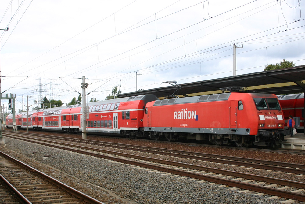 145 038 erreicht mit S1 nach Schna den Bahnhof Heidenau, 10.08.2011