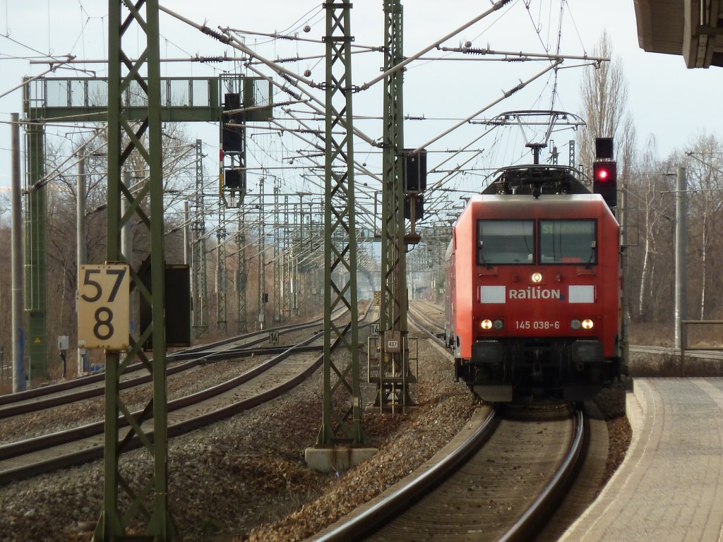 145 038 fhrt in den Bahnhof Reick ein in Richtung Bad Schandau.
5.2.11