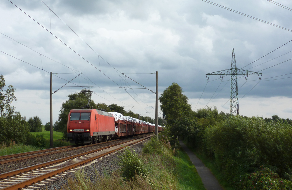 145 041-0 fuhr am 22.08.2012 mit einem Autozug von Osnabrck nach Emden, hier kurz vor Leer.