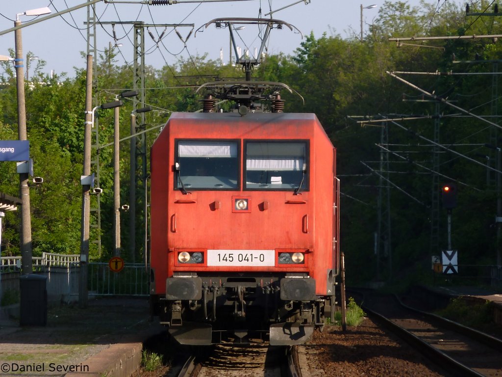 145 041 bei der durchfahrt in Dresden Cotta mit ihrem gemischten Gterzug.
(Kein Wunder das an der S1 145er fehlen....)
6.5.11