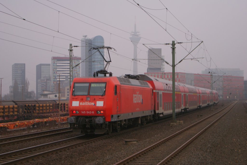 145 042-8 mit dem RE 4 nach Dortmund in Dsseldorf-Hamm am 21.01.2011