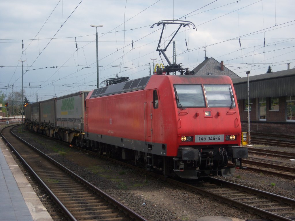 145 044-4 fuhr am 21.04.2010 durch Remagen. Wegen Gleisbauarbeiten begegnete mir dieser Zug nicht wie gewhnlich am Bahnsteig, sondern auf einem der anderen Gleise.
