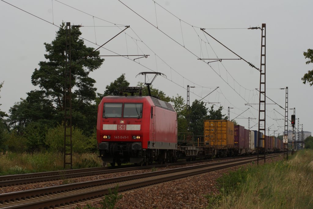 145 045-1 mit einem Containerzug in Wiesental am 04.08.2010