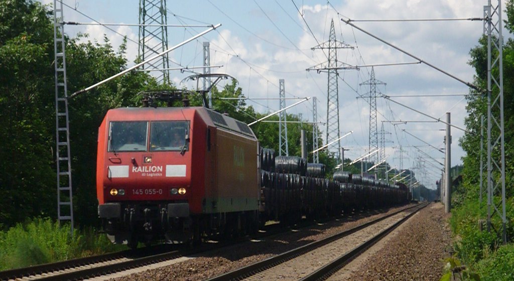 145 055-0 hat soeben den ehemaligen Bahnhof Potsdam Pirschheide durchfahren und wird gleich auf Brcke und Damm den Templiner See berqueren. Potsdam, 2011-07-05.