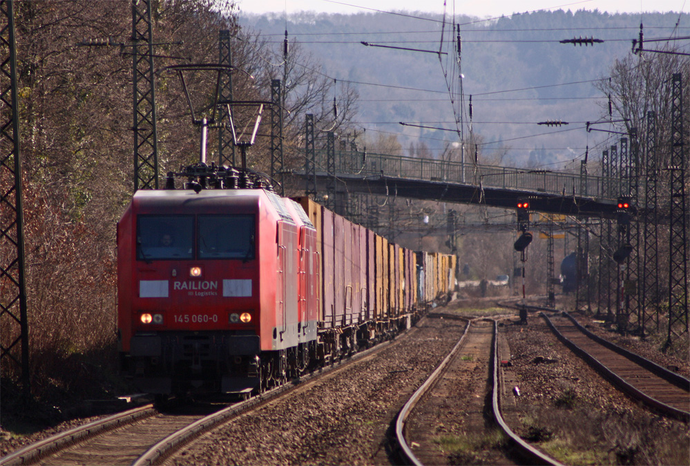 145 060-0 und 145 061-8 mit einem Gterzug gen Troisdorf bei der Durchfahrt in Rhndorf, 19.3.11