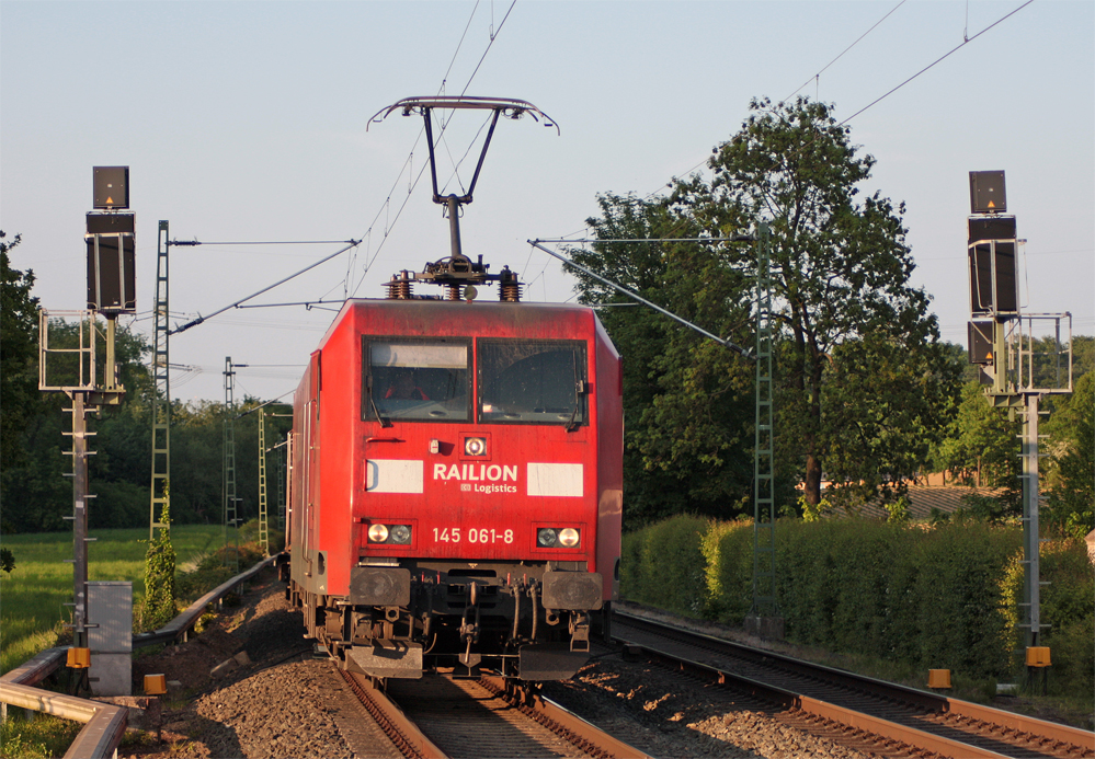 145 061-8 mit einem Gterzug Richtung Aachen-West am Esig Geilenkirchen, 23.5.10