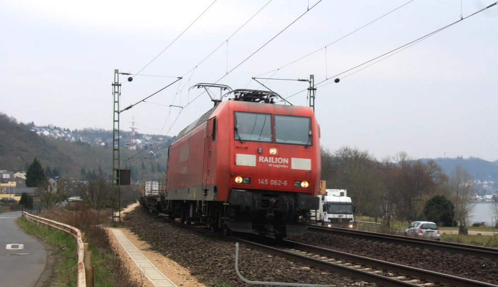 145 062-6 von Railion kommt aus Richtung Koblenz mit einem Containerzug aus Italien nach Aachen-West und fhrt in Richtung Kln. Aufgenommen in Kasbach-Linz am Rhein bei  Wolken am 3.4.2013.