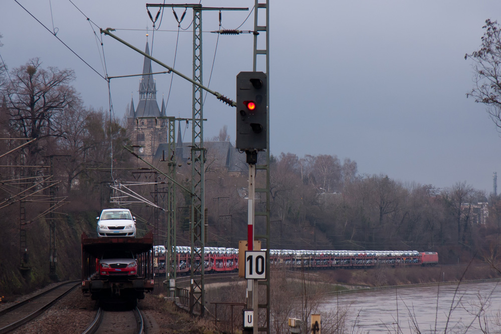 145 073 zieht einen Autotransporter Richtung Coswig. Whrend das Ende des Zuges gerade Dresden-Cotta verlassen hat, drfte die Lok schon in Dresden-Kemnitz einfahren. 02.02.2013