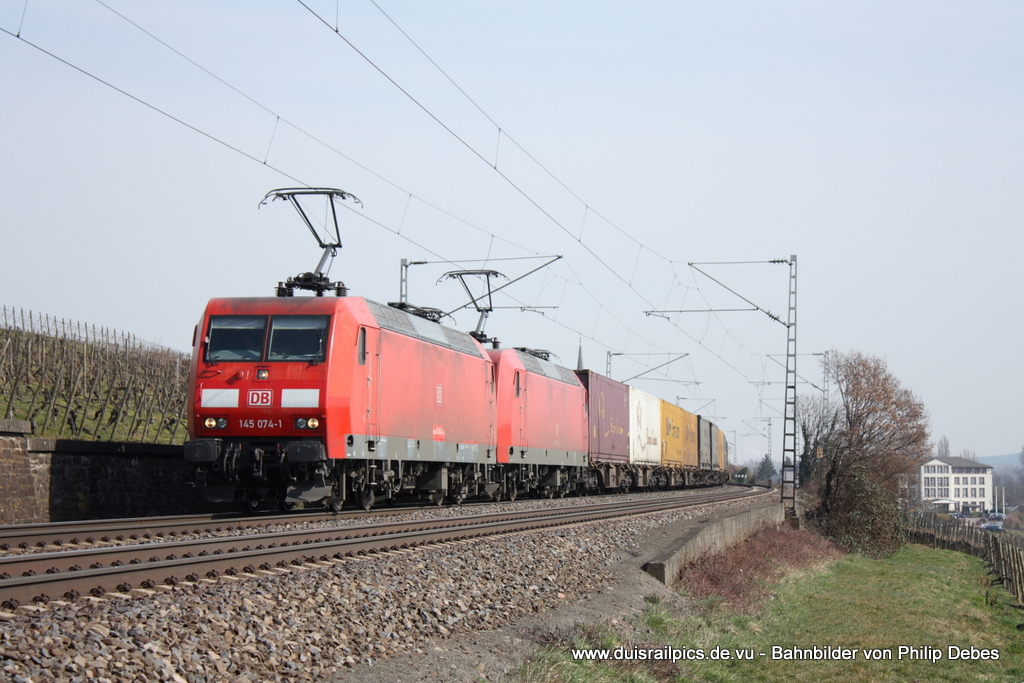 145 074-1 (DB) fhrt am 12. Mrz 2011 um 13:03 Uhr zusammen mit einer weiteren 145 und einem Gterzug durch Erbach (Rheingau)