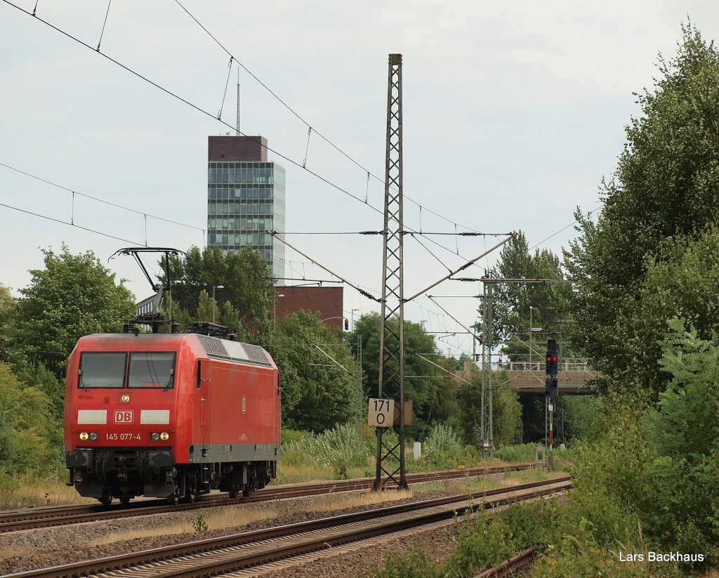 145 077-4 rollt am 24.07.10 als Lz durch Hamburg-Unterelbe Richtung Rbf Alte-Sderelbe, um dort einen Containerzug abzuholen, den sie spter Richtung Sden bringen wird.
