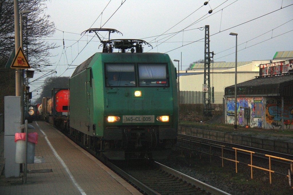 145 CL-005 von Crossrail braust durch Kohlscheid als Umleiter mit einem Containerzug aus Richtung Herzogenrath nach Aachen-West und fhrt die Kohlscheider-Rampe hoch Abendstimmung. am 23.3.2012.