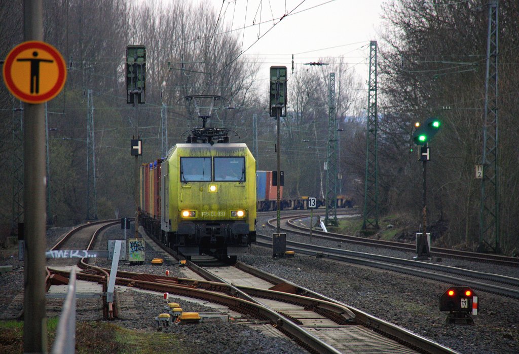 145 CL-031 von Alpha Trains kommt als Umleiter mit einem Containerzug aus Aachen-West in Richtung Herzogenrath.
Aufegnommen bei der Durchfahrt in Kohlscheid bei Abendstimmung. am 20.3.2012.