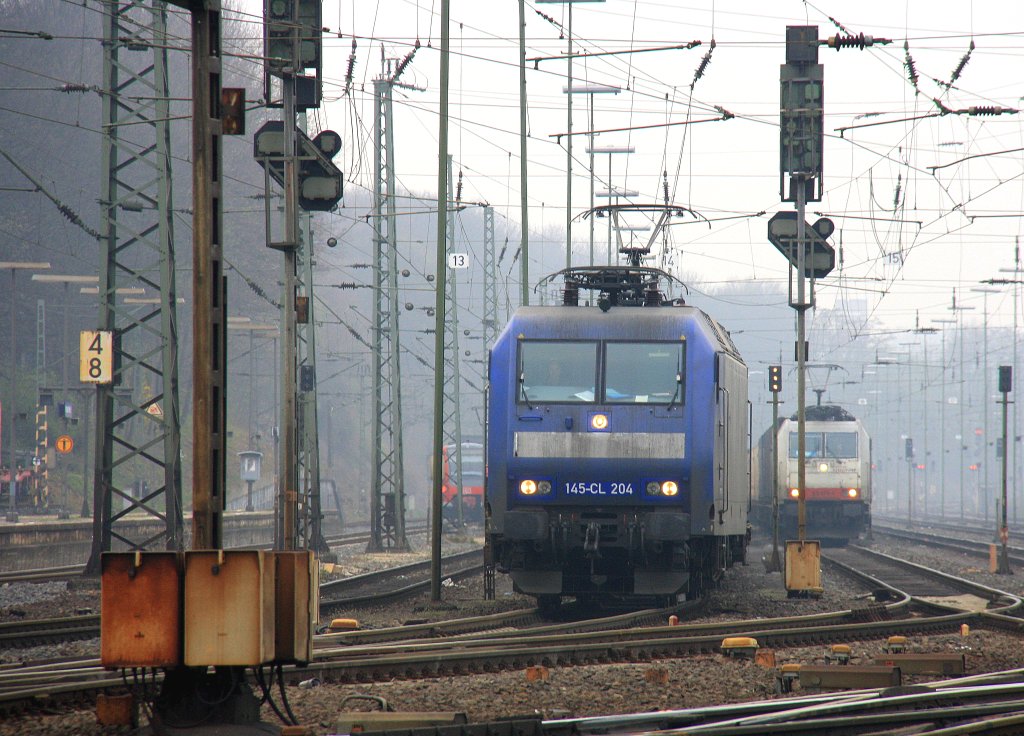 145 CL-204 von Crossrail fhrt mit einem Containerzug von Aachen-West in Richtung Kln am 4.4.2012.