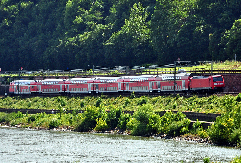 146 003-9 Regio mit Dostos am Rheinufer in Richtung Kln kurz hinter Remagen - 26.06.2012