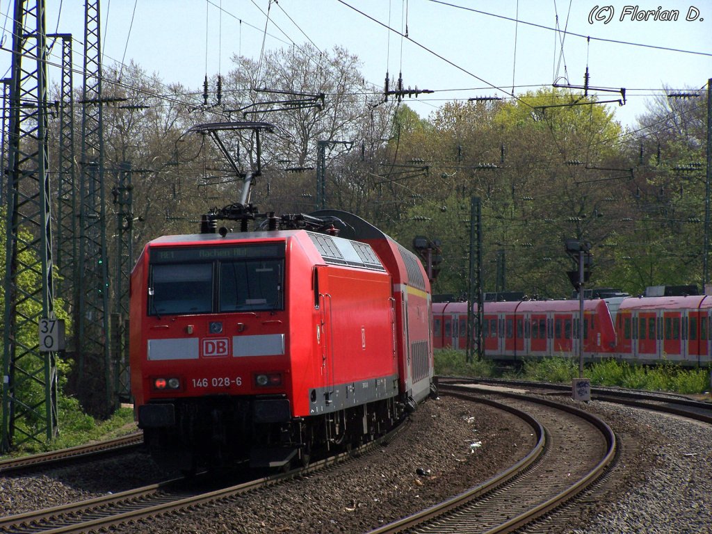 146 028-6 schiebt ihren RE5  Rhein-Express  in Richtung Koblenz Hbf durch Dsseldorf-Volksgarten. 24.04.2010