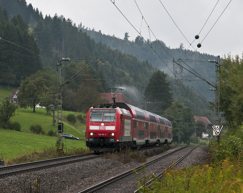 146 110-2 rauschte am 25. September 2010 mit dem IRE 5189 (Karlsruhe Hbf - Kreuzlingen) durch den ehemaligen Bahnhof Gutach.