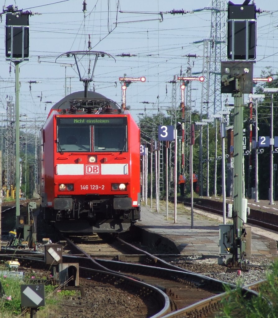 146 129-2 mit Doppelstockwagen steht am 16.08.2008 am Bf Norden-Norddeich. Die Baureihe 146.1 ist eine modifizierte 185 er und eine Bombardier Weiterentwicklung der BR 145.