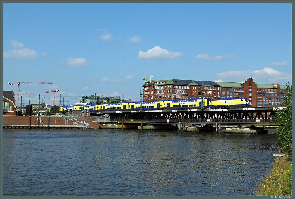 146-15 rollt mit dem Metronom 81964 nach Tostedt ber die Oberhafenbrcke in Hamburg. (05.07.2013)