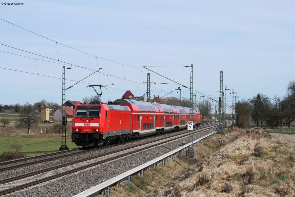 146 201 und 146 225-8 (am Zugende) ziehen den RE 19039 (Stuttgart-Rottweil) dem nchsten Halt Horb entgegen. Normalerweise fhrt diese Leistung bis nach Singen (Hohentwiel). Aber wegen Bauarbeiten endet der Zug schon in Rottweil. Aufgenommen am 16.03.2013 bei Eutingen (Gu).