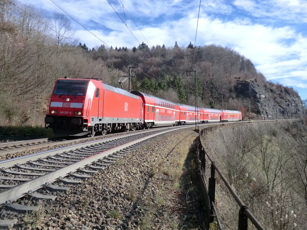 146-207 fhrt am 14.11.10 mit dem RE 19218 Donauwrth - Mosbach-Neckarelz die Geislinger Steige zu Tal.
 