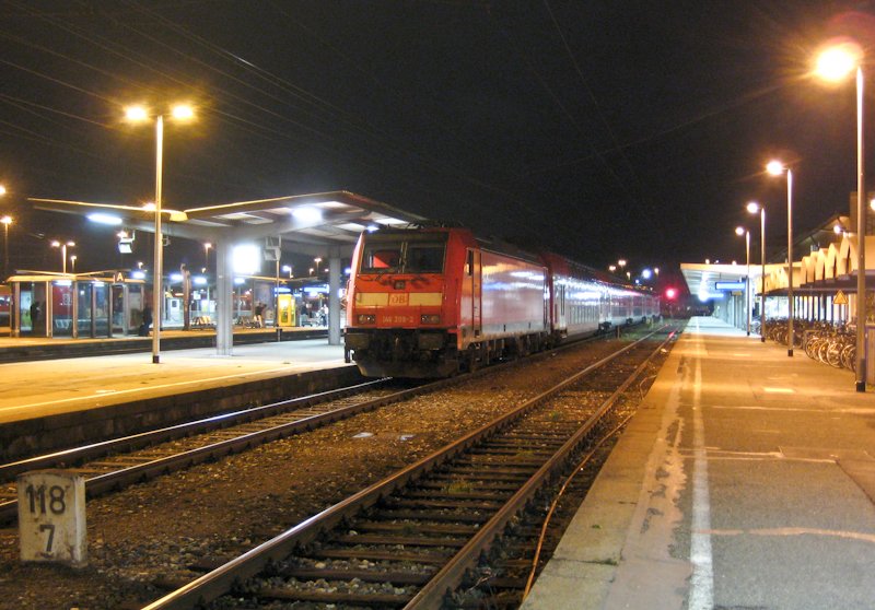 146 209-2 ist soeben in Heilbronn Hbf angekommen und wird gleich in die Abstellanlage rangiert. Abgebgelt ist sie schon. 12. Dezember 2009.