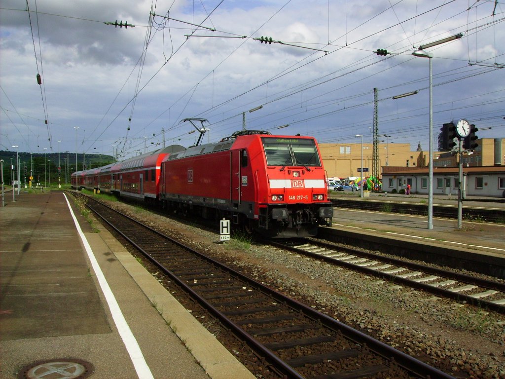 146 217-5 konnte mit ihrer RB 19123 nach Stuttgart Hbf. am 05.08.2012 bei der Einfahrt in Heilbronner Hbf. beobachtet werden.