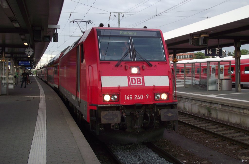 146 240-7 steht am 24. Juni 2011 mit einem RE nach Bamberg im Nrnberger Hbf.