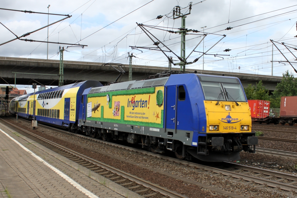 146 519 der Metronom mit ihrer  Irrgarten -Werbung in HH-Harburg (20.07.12)