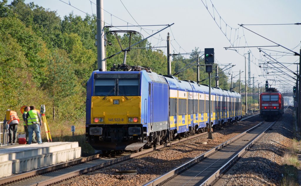 146 522 lieferte sich mit der RB nach Wittenberg ein Rennen. Kurz hinter dem Bahnhof Burgkemnitz war das Rennen dann entschieden. Fotografiert am 20.09.12. 