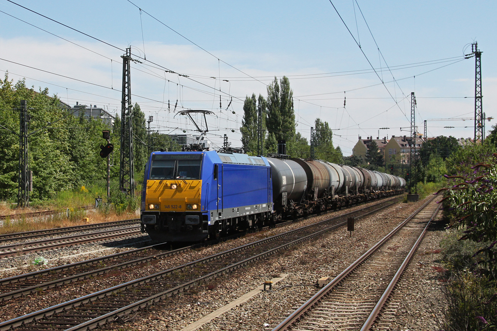 146 522 mit einem Kesselwagenzug am 19.07.2011 am Heimeranplatz in Mnchen.