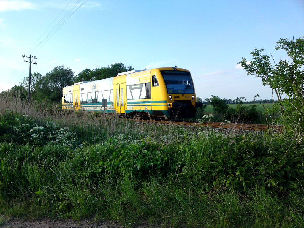 15. Mai 2012 - VT 650.71 Passiert einen berweg bei Kilometer 96,4 der Strecke OE60 im Oderland.