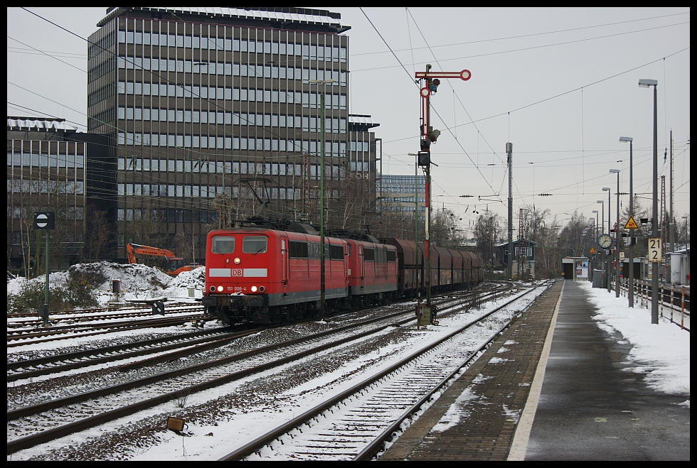151 006 + 151 0xx fuhren am 04.12.2010 mit einem Gz durch Dsseldorf-Rath